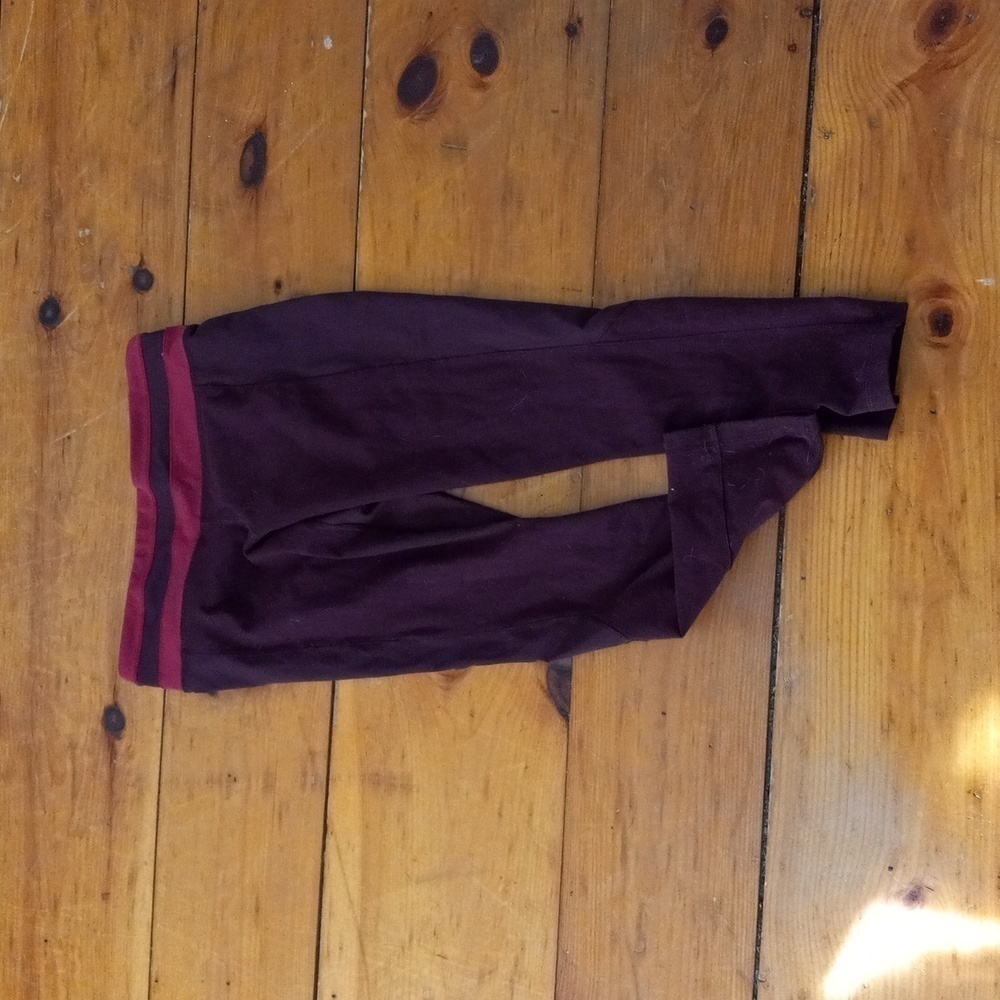 Lululemon womens size 6 crop leggings burgundy/red. capri.